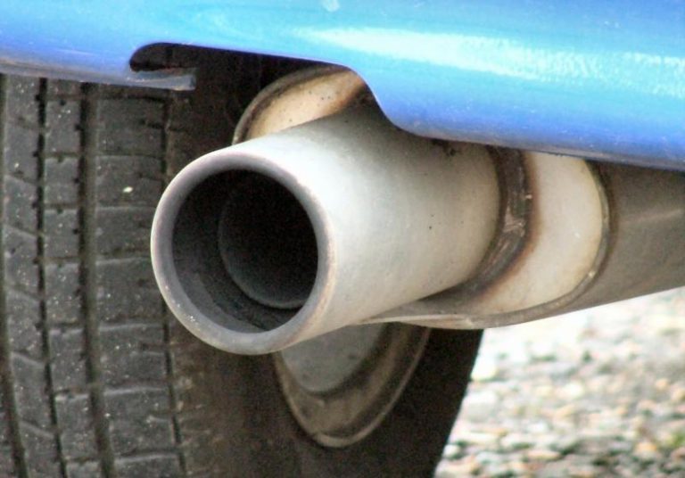 La Eurocámara aprueba que los coches nuevos emitan un 37,5% menos en 2030