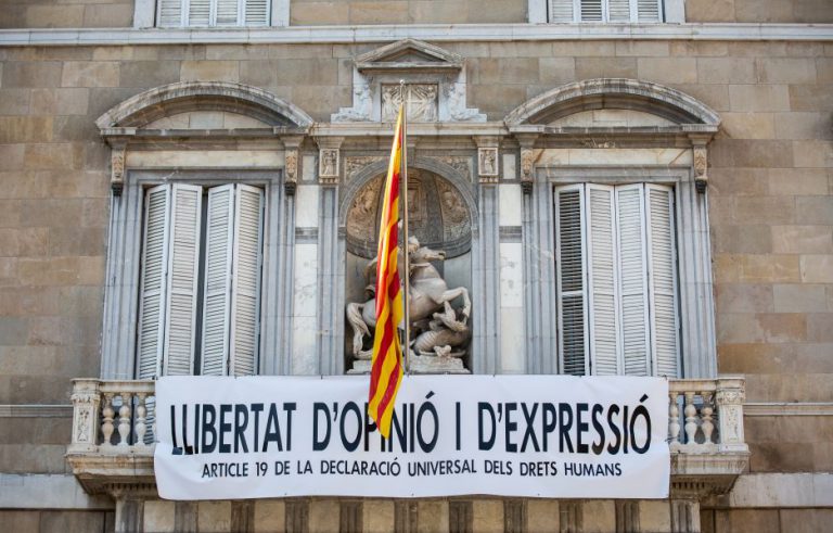 La JEC avala la pancarta del balcón de la Generalitat y no ve fines partidistas