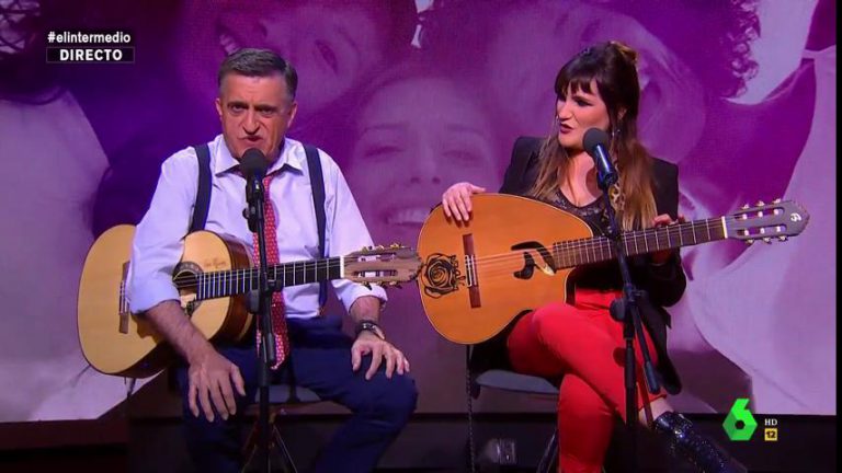 El Gran Wyoming y Rozalén versionan 'La puerta violeta' con motivo del 8-M