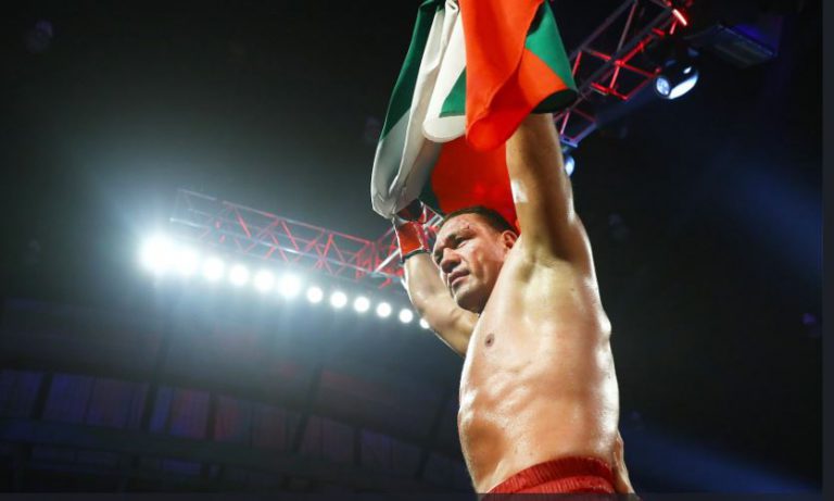 El polémico beso de un boxeador a una periodista en plena entrevista