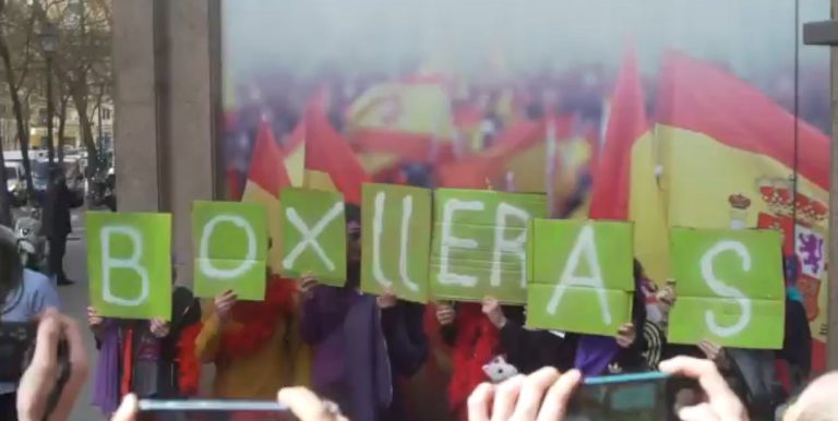 Vox se toma con humor el piquete feminista que ha acudido a su sede: 