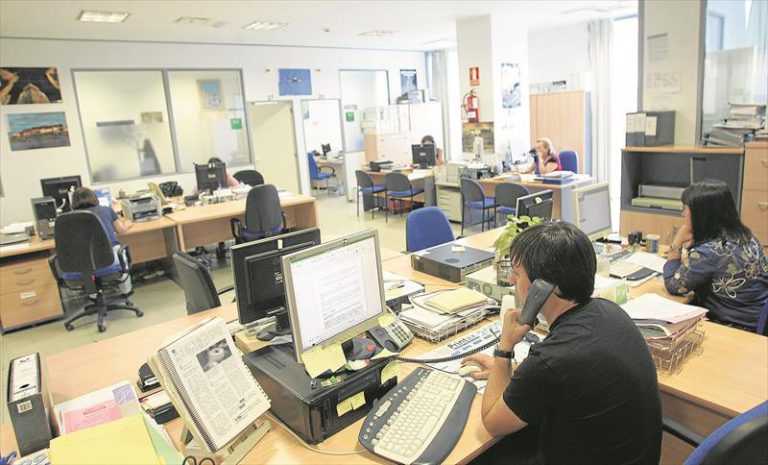 Los funcionarios podrán teletrabajar cuatro días a la semana para cuidar a menores y dependientes