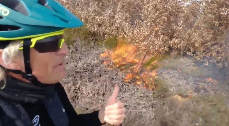 Los efectivos del 112 rescatan a Jesús Calleja tras sufrir un accidente con la bicicleta