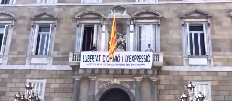 Torra vuelve a desafiar a la Junta Electoral Central colocando una nueva pancarta