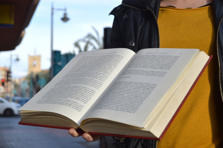 Anna Ruiz publica su poemario “La rebelión de las palabras pendientes”, una obra que refleja su vida