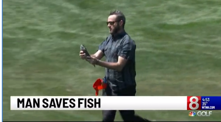 Salva la vida de un pez que 'cayó del cielo' durante una ronda del PGA