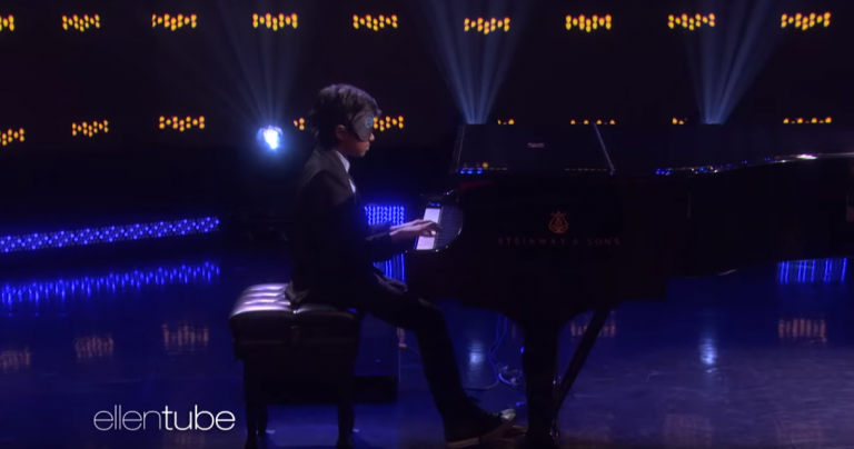 Un niño de 12 años toca el piano con los ojos vendados y su vídeo acumula más de dos millones de visitas