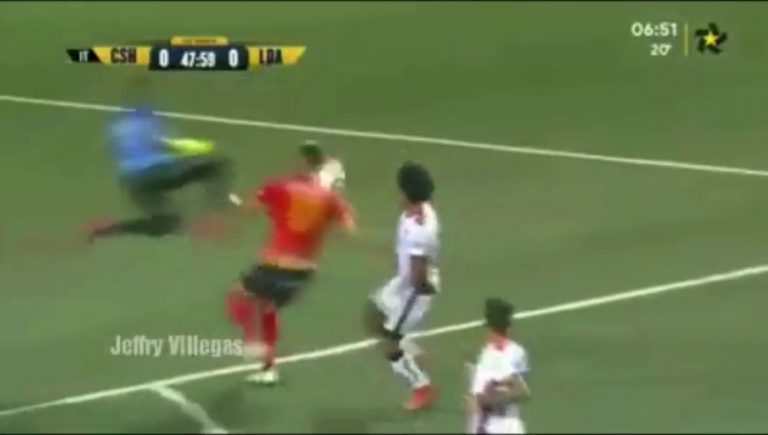 El terrible 'rodillazo volador' de un portero durante un partido de fútbol que acabó en expulsión