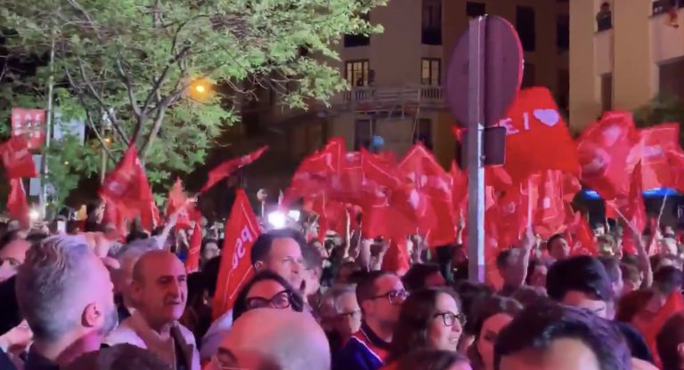 Euforia a las puertas de la sede del PSOE con cientos de personas festejando la victoria de Sánchez