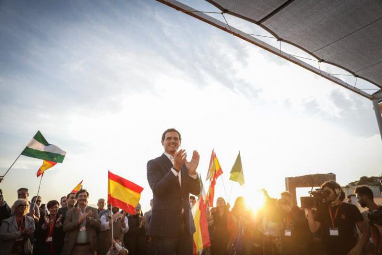 Ciudadanos inunda su mitin de Sevilla de referencias a TV3, que dio el acto en directo por sanción electoral