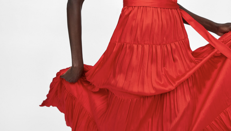 El deslumbrante vestido low cost de Zara que triunfa de cara a la 'época de bodas'