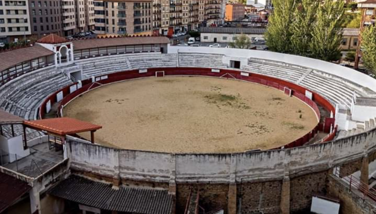Polémica con la  plaza de toros de Estella tras haberse convertido en un 'pipican'