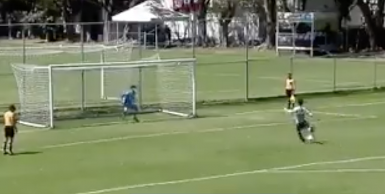 El penalti más surrealista de los últimos tiempos acabó en...