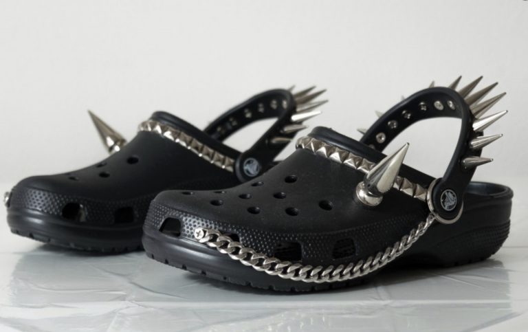 Las 'crocs góticas' de las que se hablará este verano