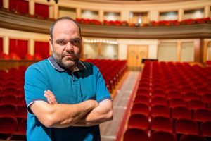 El director Mario Vega en el teatro Pérez Galdós.