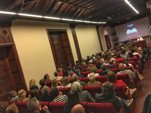 El público llenó el salón de actos de la Casa de Colón.