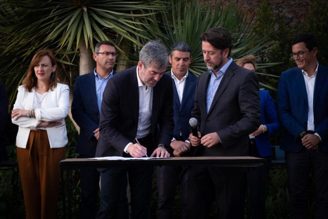 Firma Contrato con Canarias 1 3004