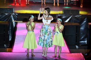 Jessica Morata junto a dos niñas luciendo sus diseños