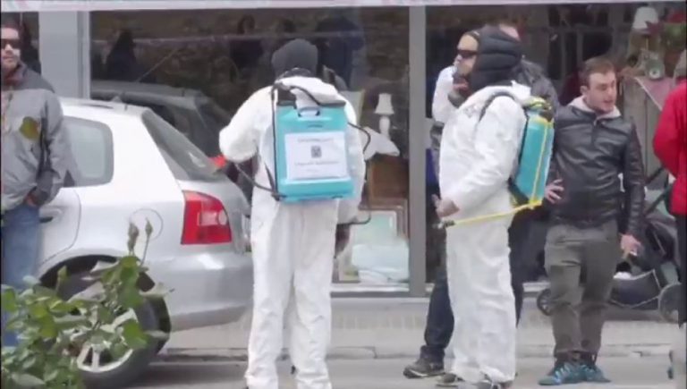 Independentistas desinfectan la zona en la que Arrimadas había dado un mitin