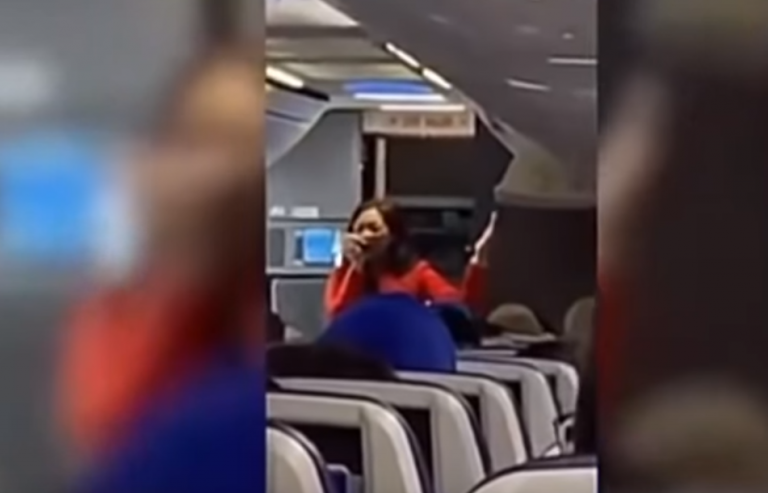 Una azafata rapea las instrucciones de seguridad en pleno vuelo y se viraliza en Internet