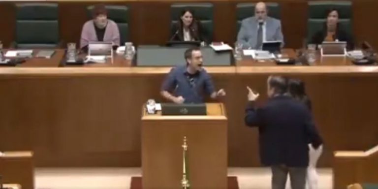 Tremenda bronca en el Parlamento vasco después de que Bildu llamara 