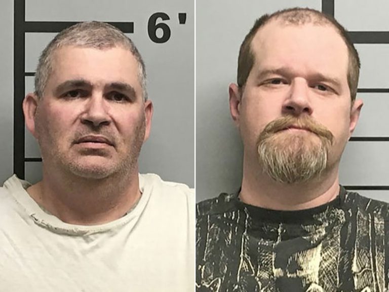 Dos hombres borrachos se disparan el uno al otro para probar un chaleco antibalas