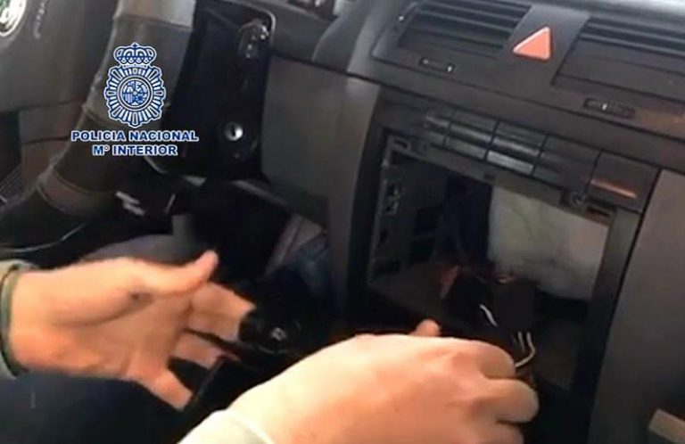 El fuerte olor de 28 kilos de hachís en un coche delata un sofisticado escondite