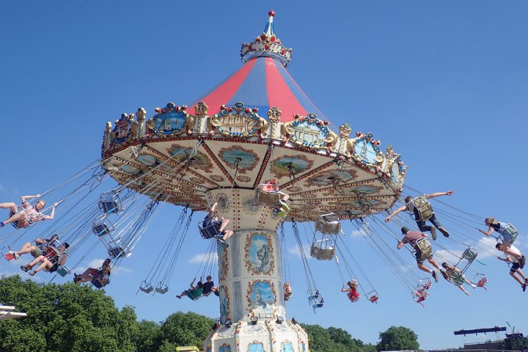 Una niña sale disparada de una atracción en la feria en La Rioja