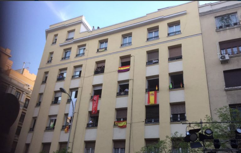 Guerra de banderas y gritos de 'viva España' frente a la sede socialista de Ferraz