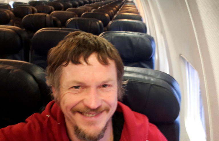 Un hombre viaja solo en un avión con capacidad para 188 pasajeros