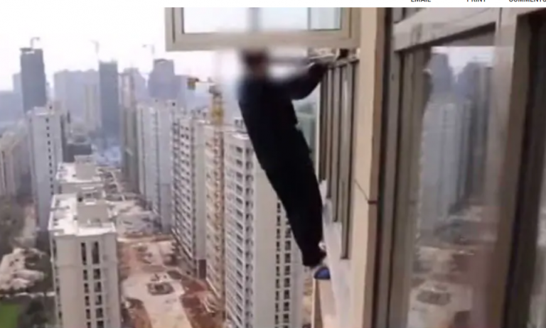 A lo 'Matrix': un ladrón intenta escapar de la Policía trepando por la cornisa de un rascacielos