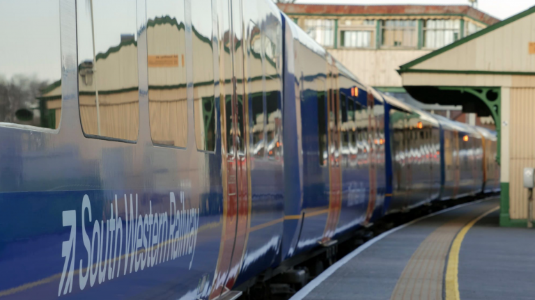 Suenan gemidos y el diálogo de una película pornográfica por los altavoces de un tren durante un trayecto