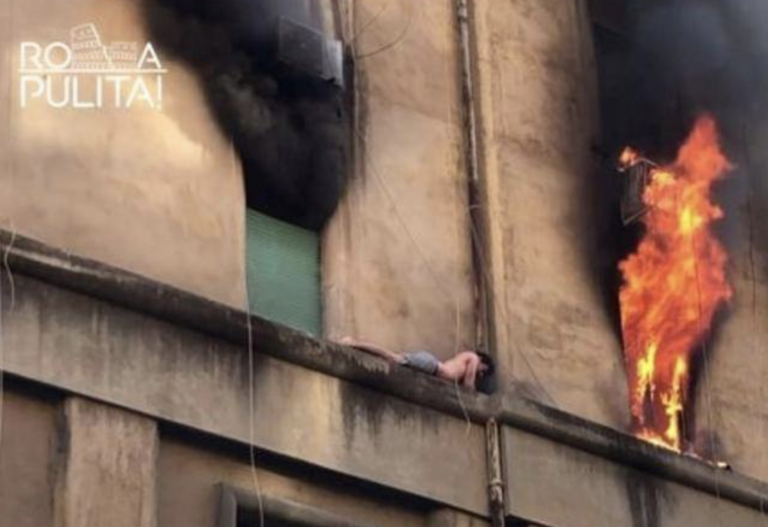 Un joven queda atrapado en la cornisa de un edificio tras un incendio de su piso de Roma