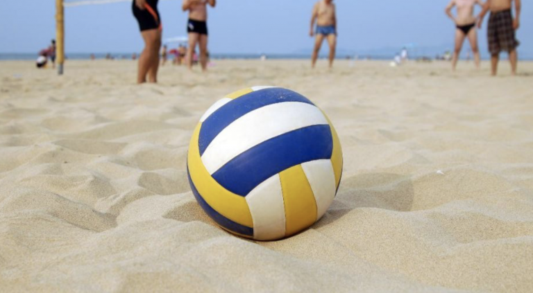 Cierran una cancha de voleibol después de que una joven se clavara un cuchillo enterrado en la arena