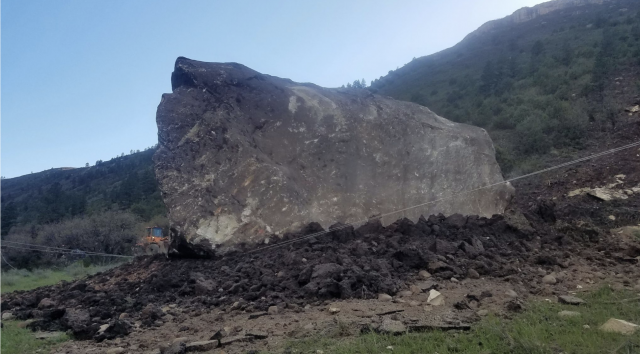 Una roca gigante se desprende de la montaña y cae sobre una carretera 1 Captura de pantalla 2019 05 27 a las 9.45.04