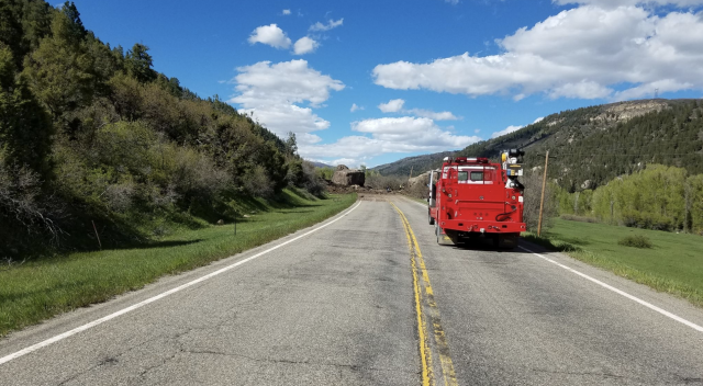 Una roca gigante se desprende de la montaña y cae sobre una carretera 2 Captura de pantalla 2019 05 27 a las 9.45.16