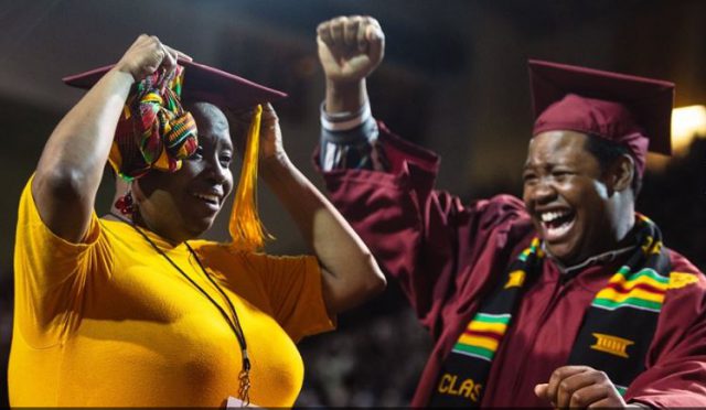 Renuncia a su graduación para ir a la de su hijo y se llevó una bonita sorpresa 1 Graduación madre e hijo