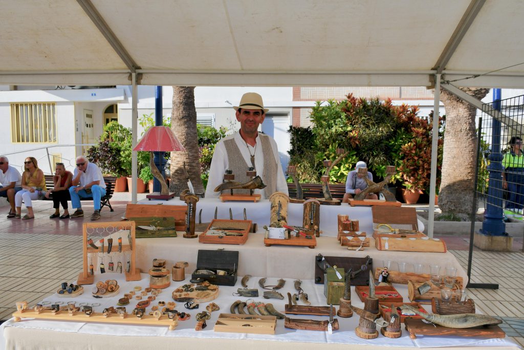 Uno de los puestos de artesanía por el Día de Canarias en Arguineguín