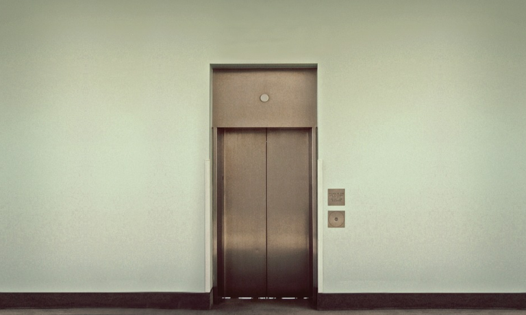 Una mujer muere decapitada al enredarse sus auriculares en las puertas de un ascensor