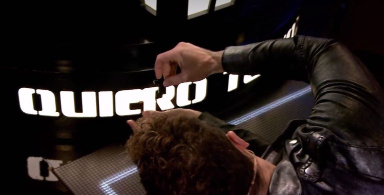 David Bisbal rompe el sillón de Paulina Rubio en 'La Voz Senior'