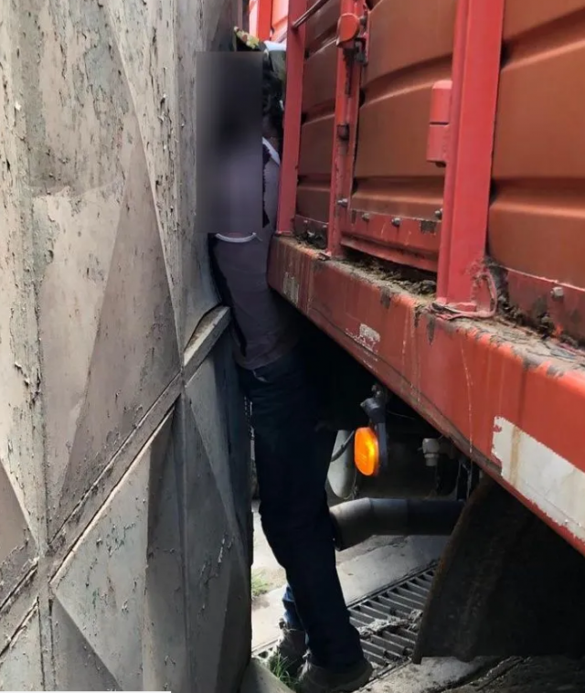 Un camionero muere aplastado por su propio vehículo mientras intentaba aparcarlo 2 camione