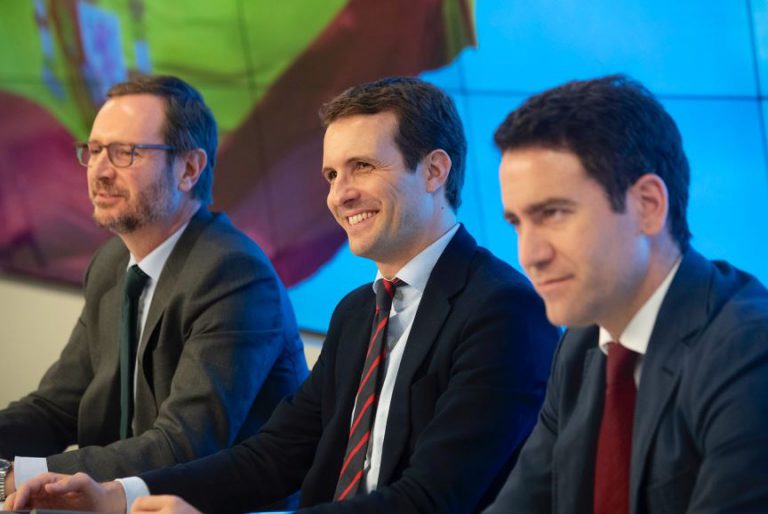 Casado acusa a Rivera de plagiar el programa electoral y de tejer un 