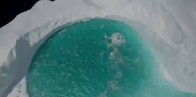 Un dron graba una laguna que se formó dentro de un iceberg