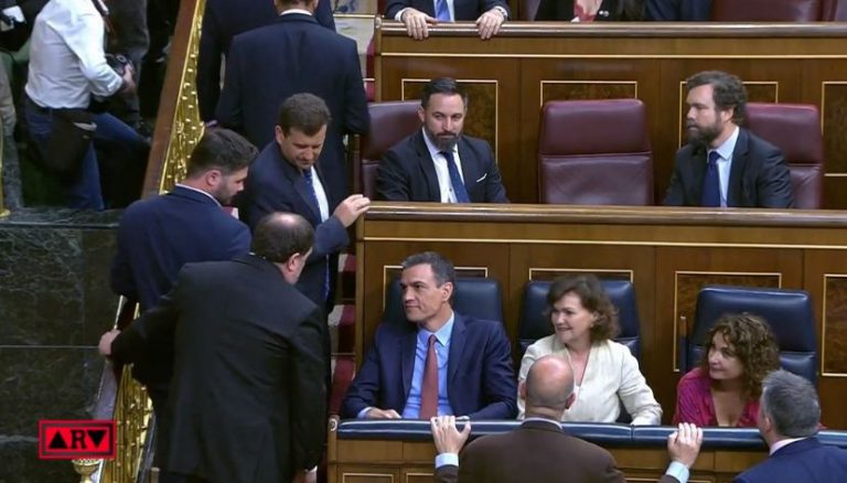La imagen de la jornada: Sánchez saluda a Junqueras y Abascal en el Congreso