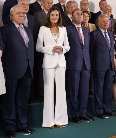 Letizia apuesta por un traje muy similar al de su pedida de mano 1 letizia