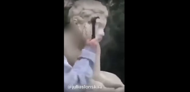 Una influencer polaca destroza una estatua de 200 años de antigüedad para ganar seguidores