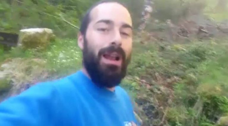 Obligan a cerrar un gallinero cercano a un hotel rural en Asturias porque los gallos molestan a los huéspedes