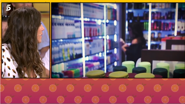 Pillada 'in fraganti': Anabel Pantoja usa un desodorante en una tienda y después lo devuelve a la estantería