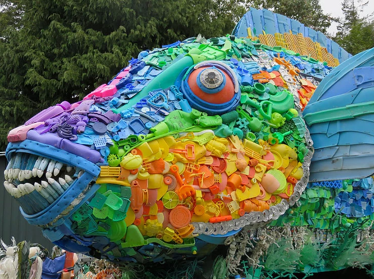 Crean fantásticas esculturas con plásticos sacados del fondo del océano