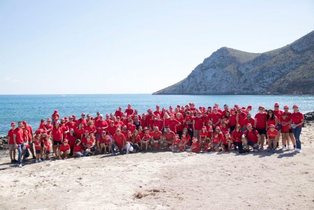 Voluntarios del Banco Santander se unen para limpiar las playas de plásticos 1 santander plastico